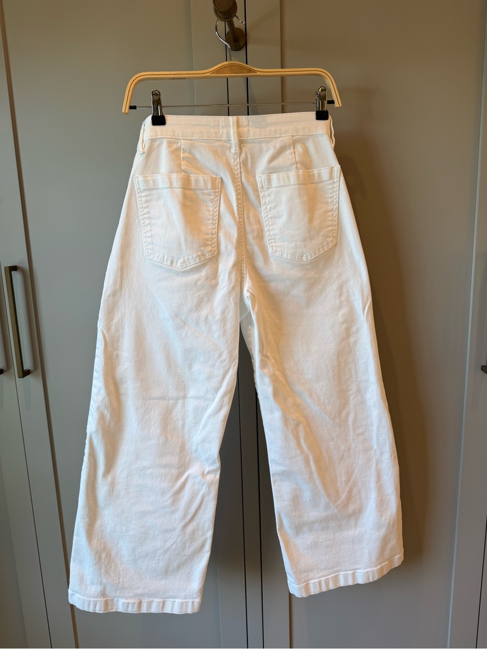 Kut from the Kloth White Wide-Leg Patch Front Pocket Cropped Jeans - Picture 3 of 3